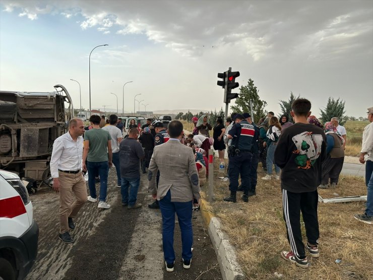 Afyonkarahisar'da minibüs ile kamyon çarpıştı, 25 kişi yaralandı