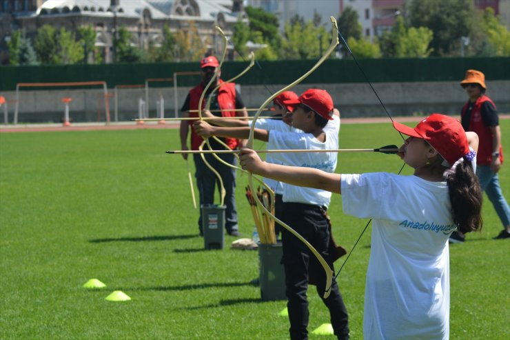 Ani'nin fethinin yıl dönümünde okçular hedefleri 12'den vurdu