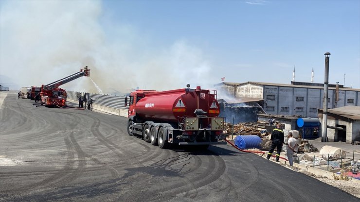 Ankara'da atık kağıt geri dönüşüm fabrikasında yangın çıktı