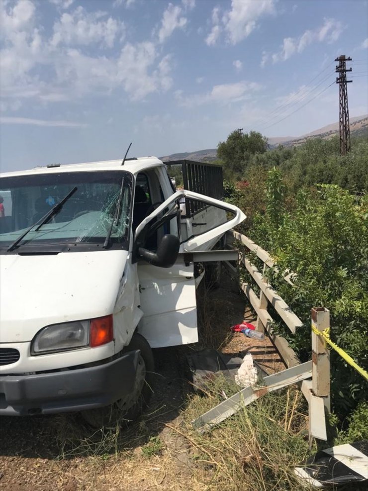 Denizli'de kamyonetin şarampole devrilmesi sonucu 1 kişi öldü, 5 kişi yaralandı