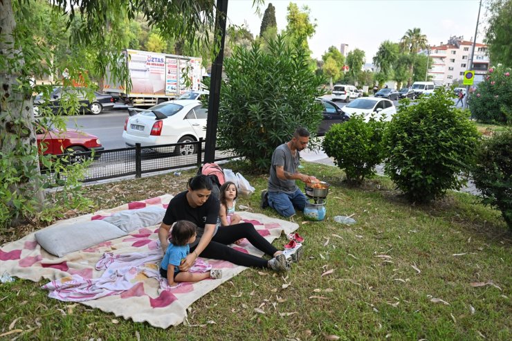 Ev sahibinin yaklaşık 5 katına çıkardığı kirayı ödeyemeyen aile parkta yaşıyor