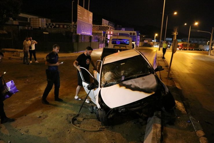 İzmir'de refüje çarptıktan sonra alev alan otomobildeki 2 kişi ağır yaralandı