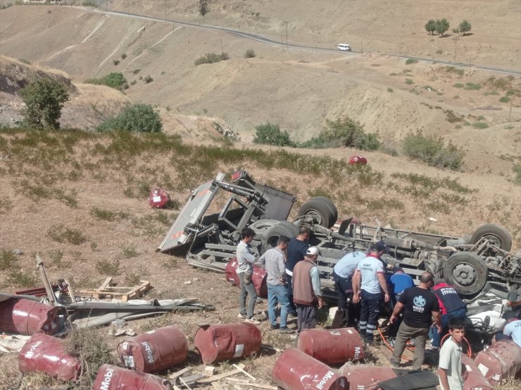 Siirt'te kamyonun devrilmesi sonucu 1 kişi öldü, 1 kişi yaralandı