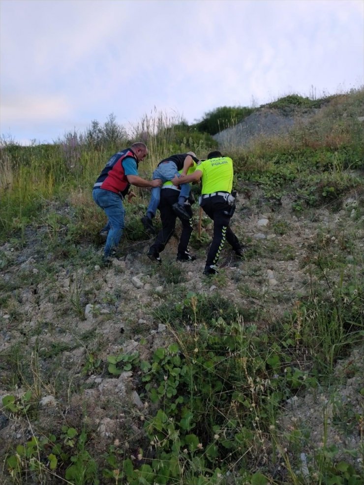 Sinop'ta engebeli sahilde mahsur kalan 88 yaşındaki kişi kurtarıldı