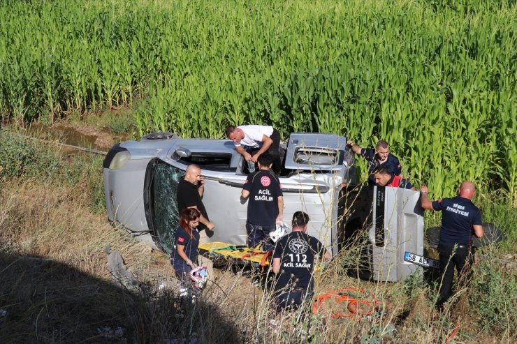 Sivas'ta mısır tarlasına devrilen hafif ticari araçtaki 2 kişi yaralandı