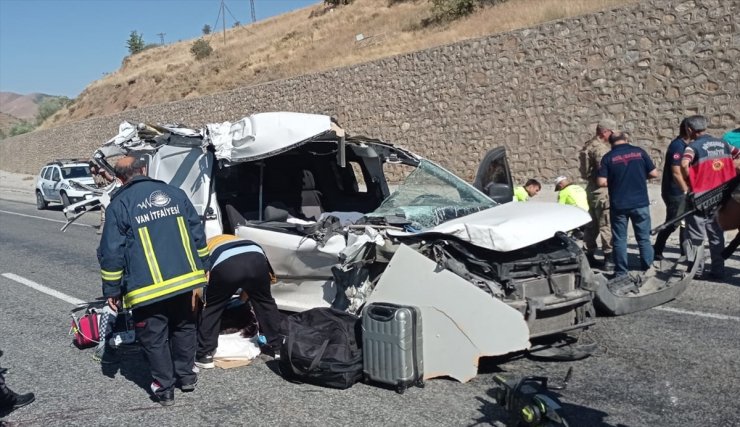 Van'da kamyonetin kamyona çarpması sonucu 3 kişi öldü, 3 kişi yaralandı