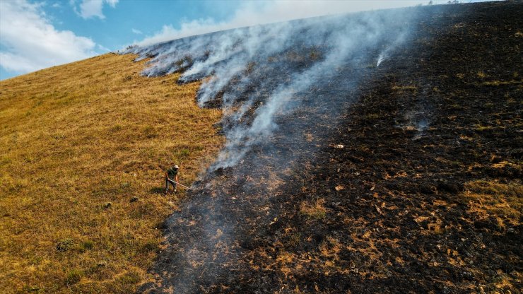 Bayburt'ta dağlık alanda çıkan örtü yangınına müdahale ediliyor