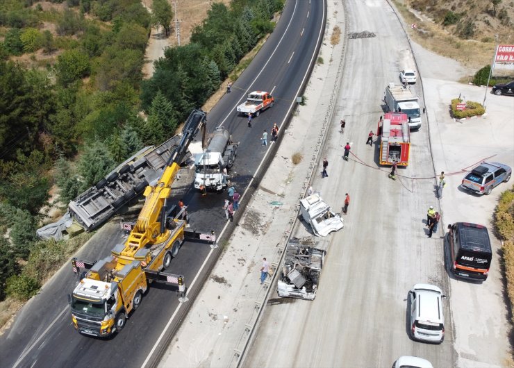 Bilecik'te sülfürik asit ile saman yüklü iki tır çarpıştı, sürücüler yaralandı