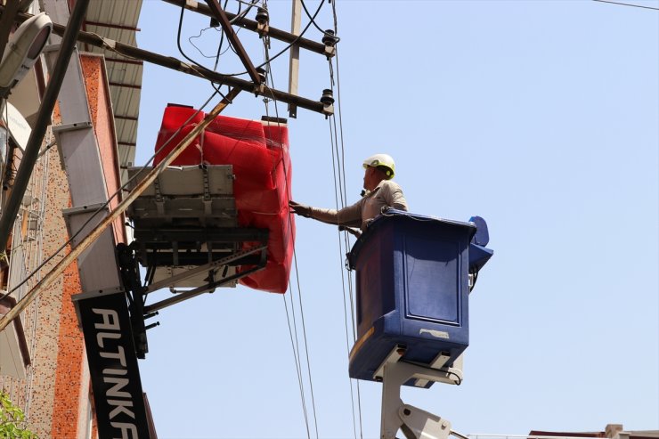 Denizli'de binaya eşya taşınırken elektrik tellerine takılan koltuk ekiplerce alındı