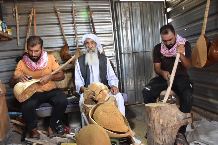 PKK nedeniyle evine dönemeyen Iraklı Yezidi, bağlama üreterek zorlu kamp hayatına tutunuyor