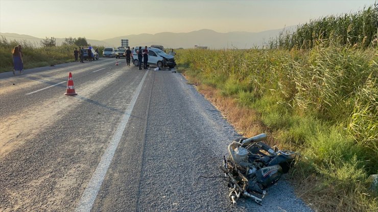 Söke'de hafif ticari araçla çarpışan motosikletin sürücüsü öldü