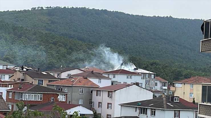 Sultanbeyli'de binanın çatısında çıkan yangın söndürüldü