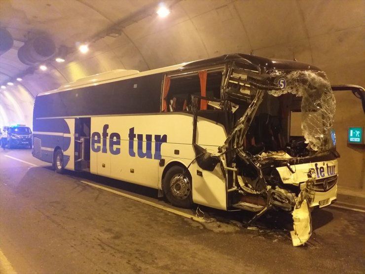 Zonguldak'ta yolcu otobüsü ile kamyonetin tünelde çarpıştığı kazada 3 kişi yaralandı