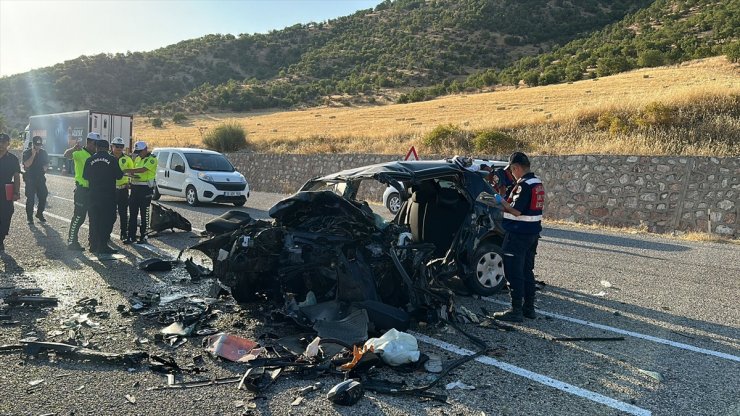 Adıyaman'da otomobil ile kamyonetin çarpıştığı kazada 4 kişi öldü