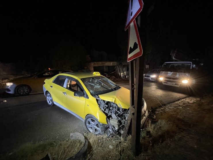 Elazığ'da ticari taksi önce yayaya ardından direğe çarptı 2 kişi yaralandı