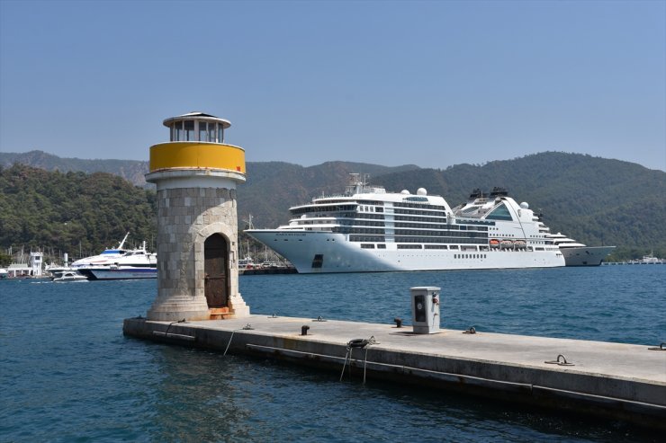 Marmaris'e "Seabourn Encore" 586 yolcusuyla geldi