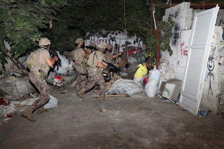 GÜNCELLEME - Mersin'de uyuşturucu satıcılarına yönelik operasyonda 28 zanlı yakalandı