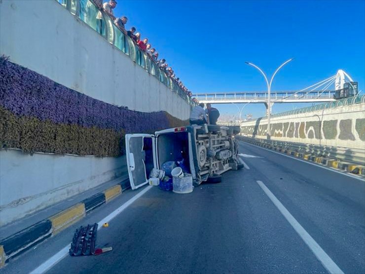 Van'da minibüs ile otomobil çarpıştı, 4 kişi yaralandı