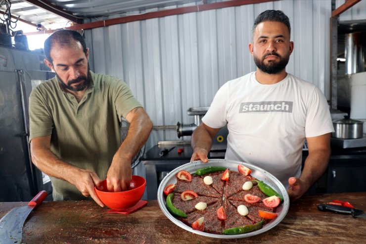 Yöresel lezzetler yapan 4 arkadaştan başka şehirlere giden esnafa "Hatay'a dönün" çağrısı