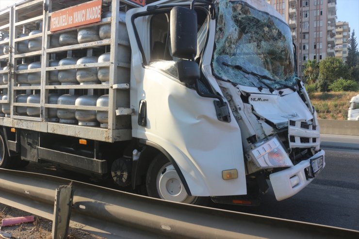 Adana'da tıra çarpan kamyonetin sürücüsü ağır yaralandı