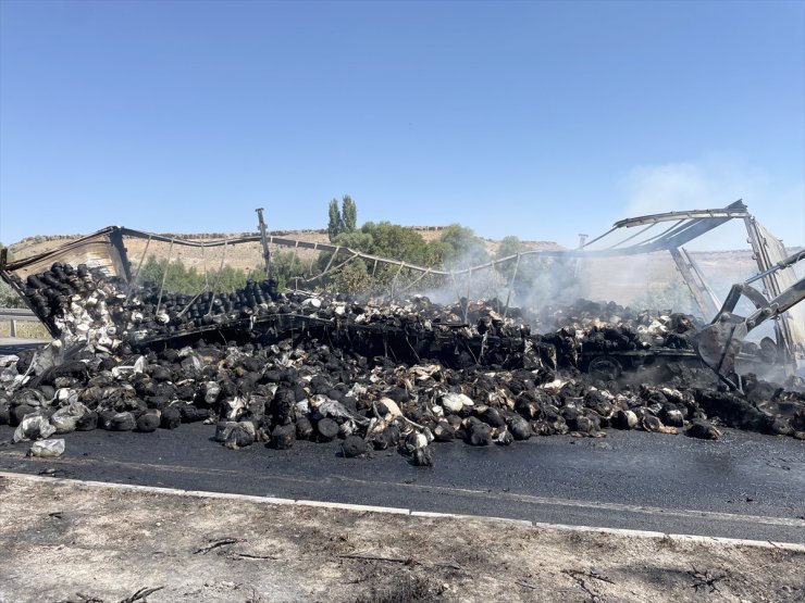 Kayseri'de iplik yüklü tırda çıkan yangın hasara yol açtı