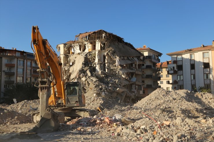 Malatya'da depremde ağır hasar alan binaların yıkımına devam ediliyor