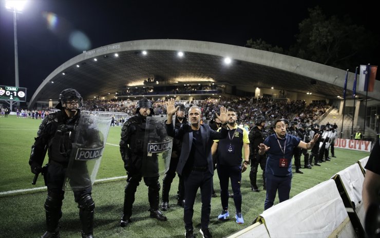 Maribor-Fenerbahçe mücadelesi tribünlerde çıkan olaylar nedeniyle durdu