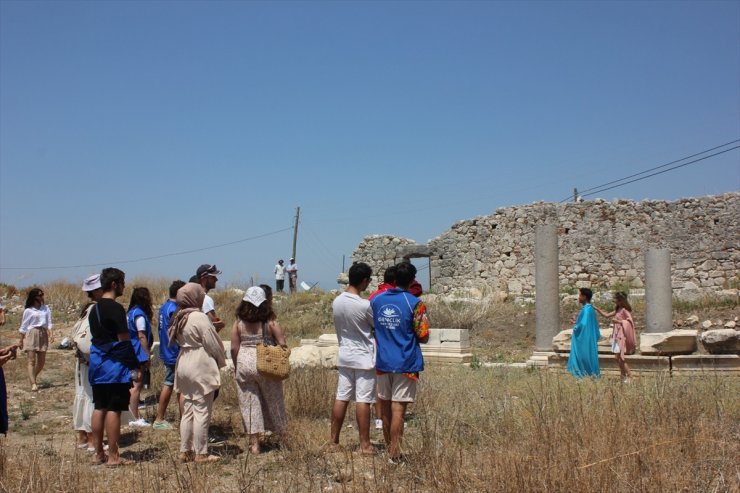 Muğla'da gönüllü gençler antik kentte kitap okudu, tiyatro sergiledi