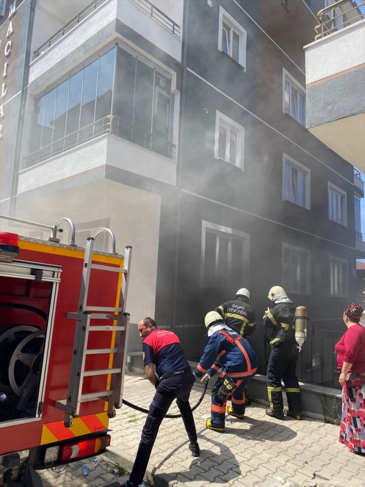 Ordu'da ev yangınında 2 çocuk dumandan etkilendi