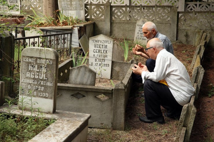 Sakarya ve Kocaeli'de 17 Ağustos Marmara Depremi'nde hayatını kaybedenler anıldı