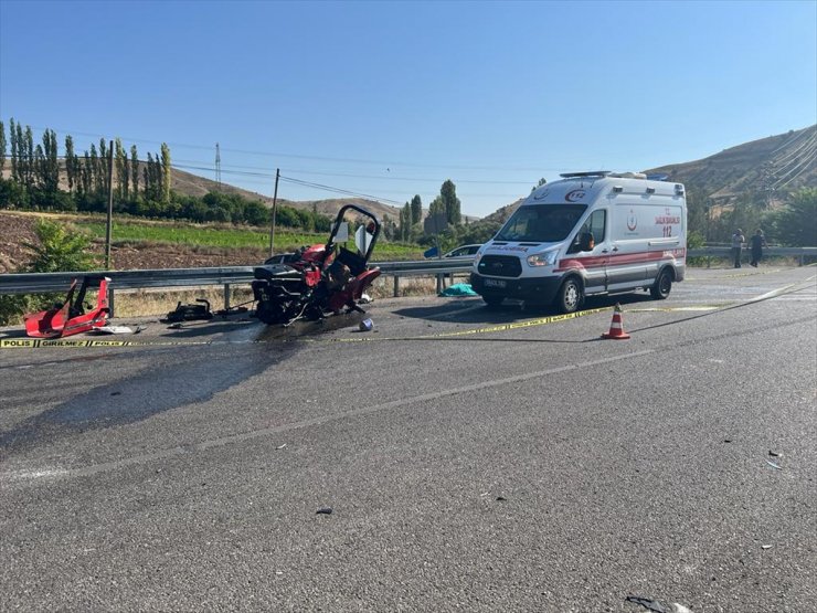 Sivas'ta tır ile çarpışan traktörün sürücüsü hayatını kaybetti