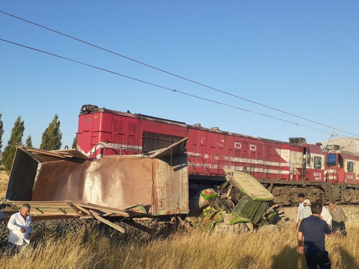 Sivas'ta tren hemzemin geçitte traktöre çarptı, 1 kişi yaralandı