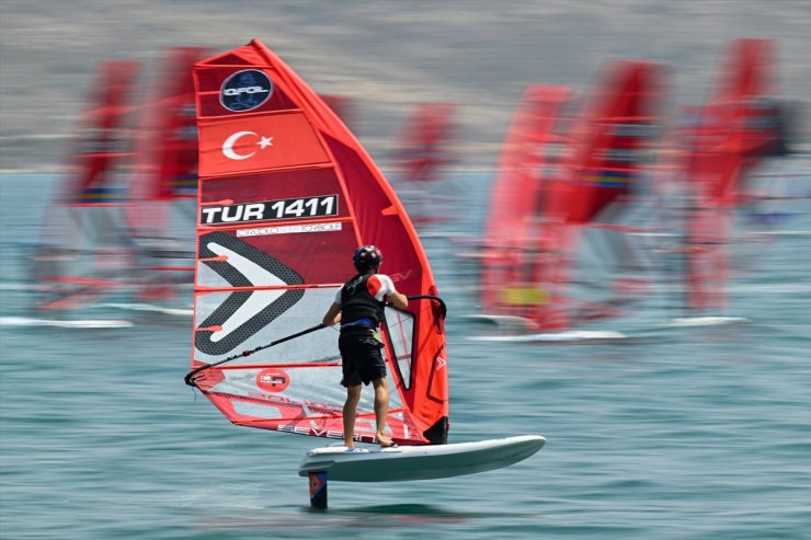 Türkiye Rüzgar Sörfü Slalom Ligi'nde ikinci ayak yarışları, Alaçatı'da başladı