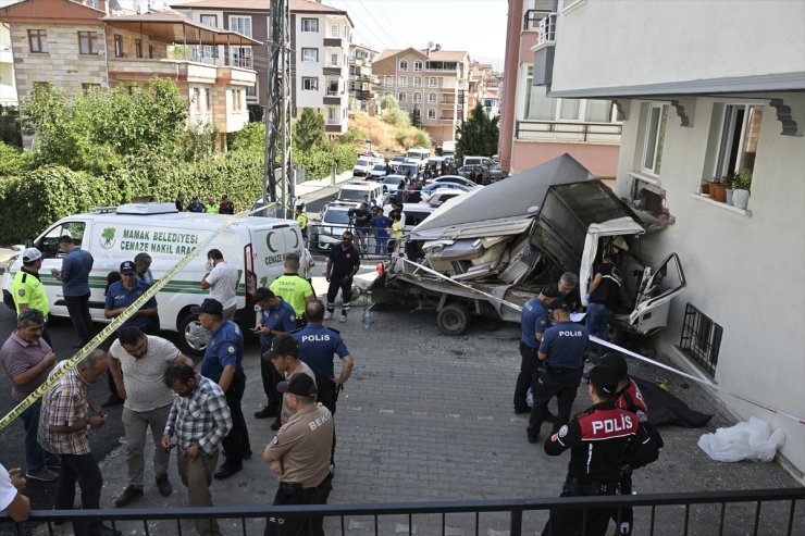 Ankara'da freni boşalması sonucu binaya çarpan kamyonetin sürücüsü öldü