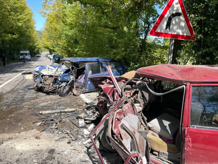 GÜNCELLEME - Bartın'da iki otomobil çarpıştı, 2 kişi öldü, 1 kişi yaralandı