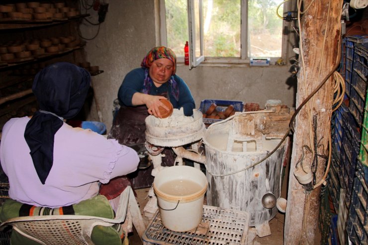 Bilecik'te geleneksel çömlek üretimi kadınlar tarafından yaşatılıyor