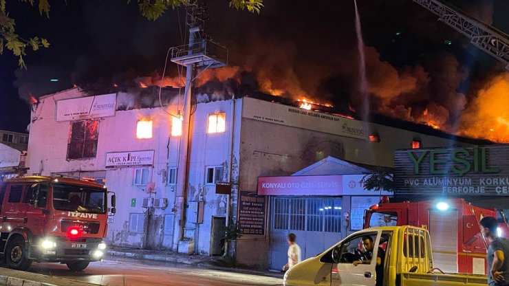 Bursa'da ahşap kapı fabrikasında çıkan yangına müdahale ediliyor