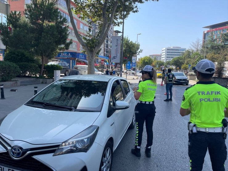 Kadıköy'de yayalara yol vermeyen sürücülere 15 bin 832 lira ceza kesildi