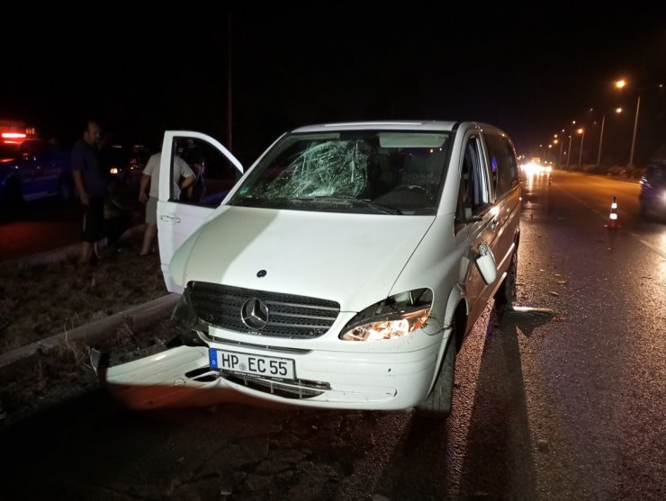 Samsun'da minibüsün çarptığı otomobildeki 2 kişi yaralandı