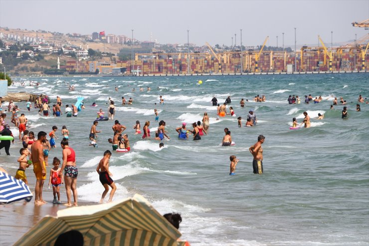 Tekirdağ'da sıcaktan bunalanlar sahillerde serinlemeye çalışıyor