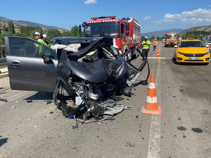 Tokat'ta otomobil bariyere çarptı, 1 kişi öldü, 1 kişi yaralandı