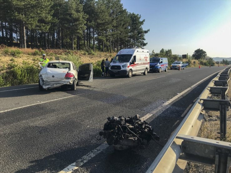 Uşak'ta bariyerlere çarpan otomobildeki 2 kişi öldü