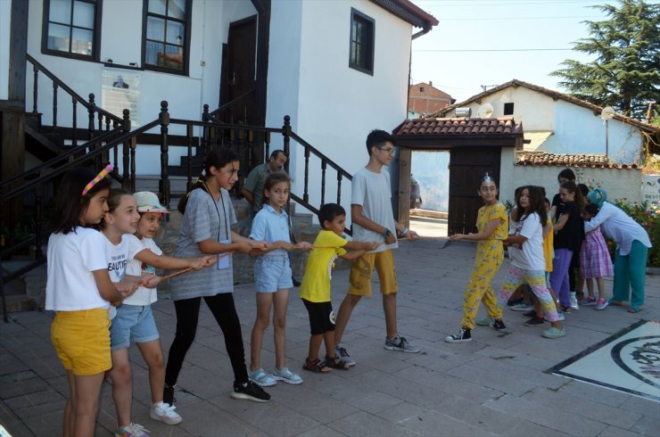 Amasya'da çocuklar unutulmaya yüz tutmuş sokak oyunlarıyla eğlendi