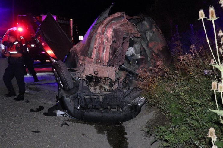 Bolu'da bariyere çarparak ikiye bölünen otomobildeki 1 kişi öldü, 1 kişi yaralandı