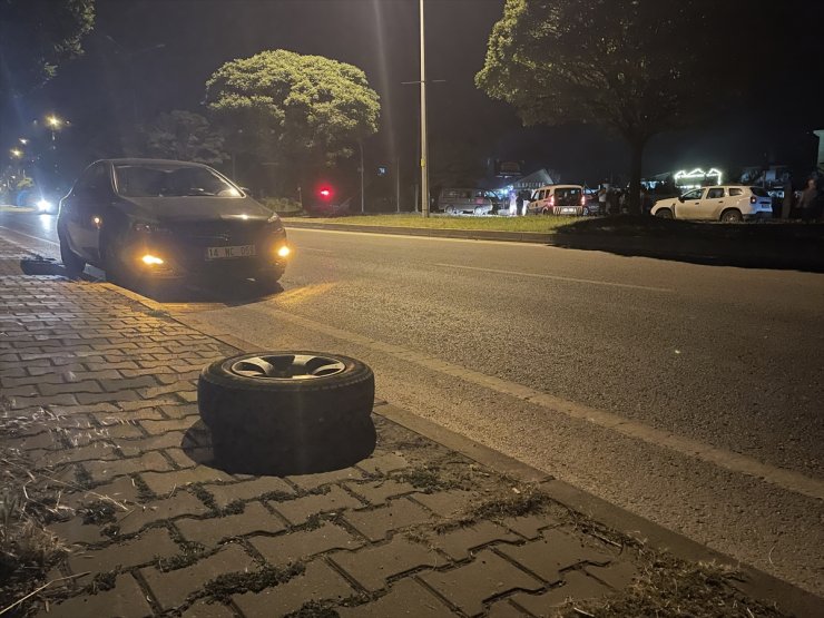 Bolu'da otomobilden kopan lastiğin çarptığı motosiklet sürücüsü yaralandı