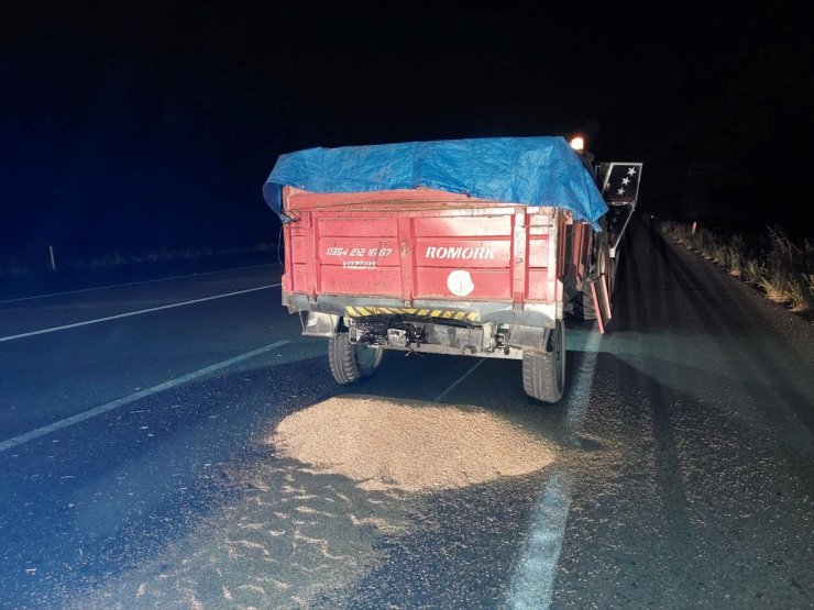 Çorum'da traktörle çarpışan otomobildeki 3 kişi yaralandı