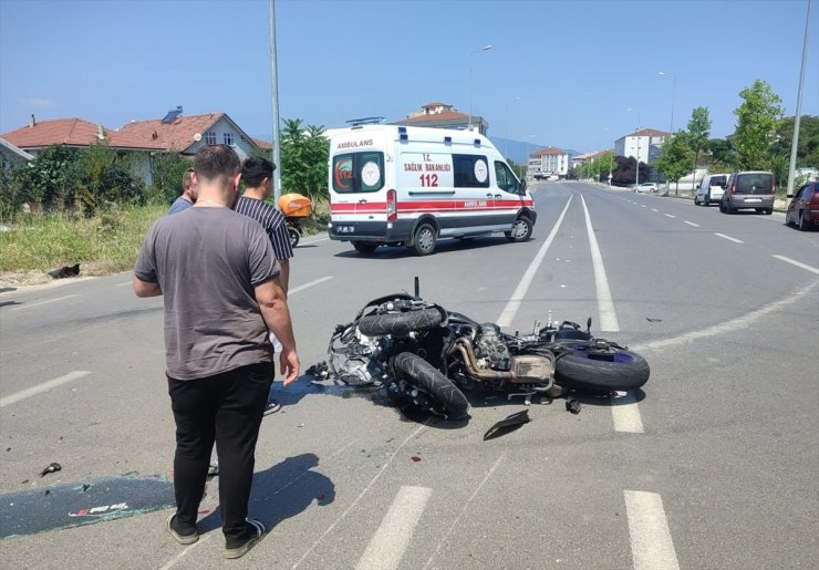 Düzce'de otomobil ile çarpışan motosikletin sürücüsü ağır yaralandı