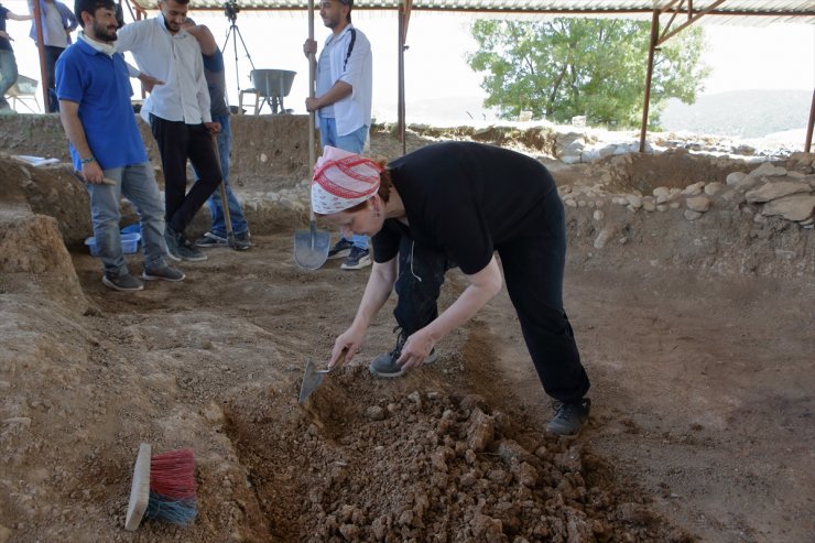 Kazı ekibinin Necibe ablası, gönüllü katıldığı çalışmalar için her gün 140 kilometre katediyor