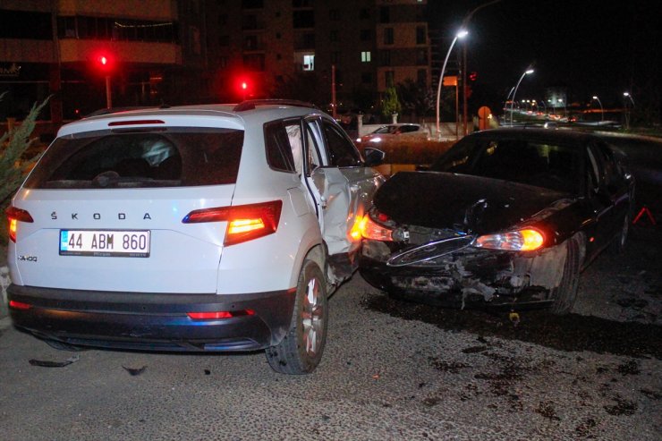 Uşak'ta iki otomobilin çarpıştığı kazada 3'ü çocuk 5 kişi yaralandı