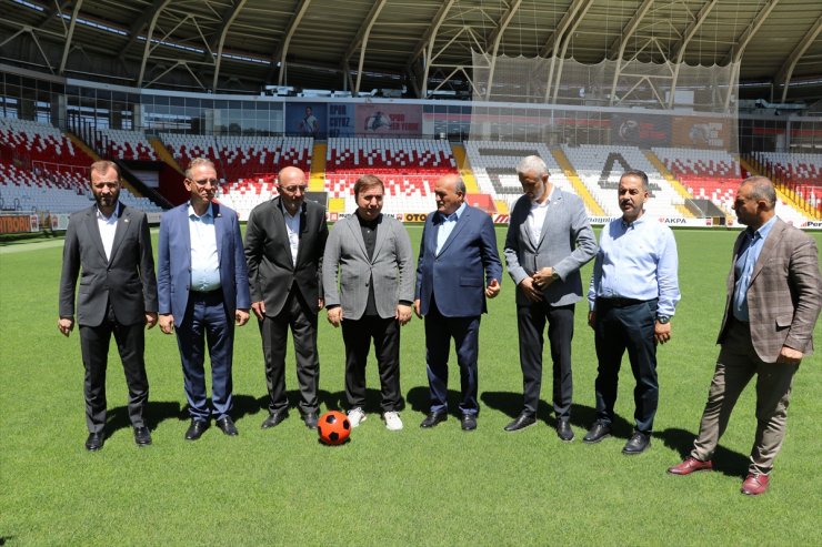 AK Parti Kütahya Milletvekilleri "Erzincan 13 Şubat Şehir Stadı"nı inceledi